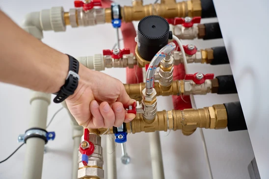 Technicien en tenue professionnelle Riemer diagnostiquant un probl&egrave;me de chauffage en int&eacute;rieur r&eacute;sidentiel&nbsp;: il utilise un appareil de diagnostic thermique ou un multim&egrave;tre pour tester une installation d&eacute;faillante, peut-&ecirc;tre un radiateur ou un syst&egrave;me qui ne fonctionne pas correctement. La sc&egrave;ne montre l'expertise technique et la r&eacute;activit&eacute; de d&eacute;pannage, dans un contexte urgent mais ma&icirc;tris&eacute;. L'environnement doit &ecirc;tre un domicile client, l'&eacute;quipement d&eacute;faillant clairement visible, mettant l'accent sur le diagnostic professionnel plut&ocirc;t que sur l'installation ou la maintenance pr&eacute;ventive.