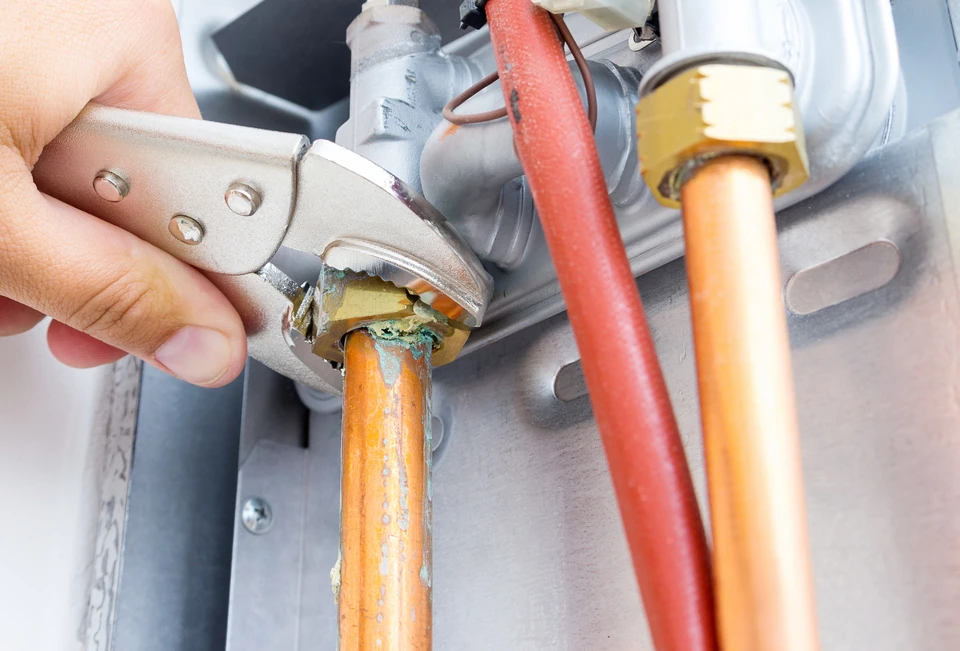 Ingénieur de chauffage professionnel effectuant un contrôle régulier du rendement et de la sécurité du système de chauffage au gaz